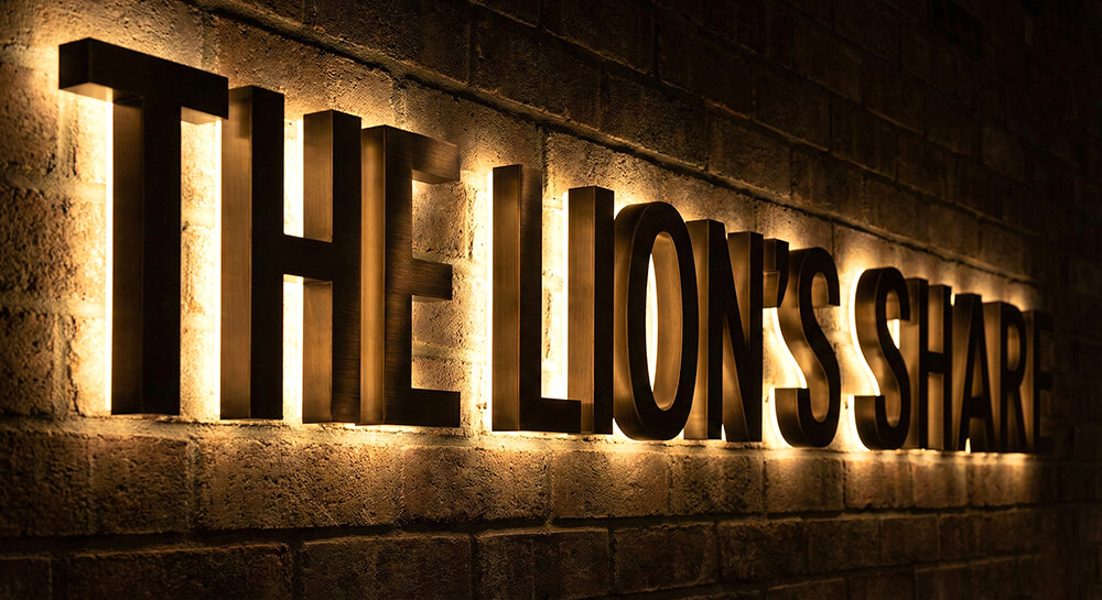 文字の背面が光り壁にシルエットが出るバックライト看板