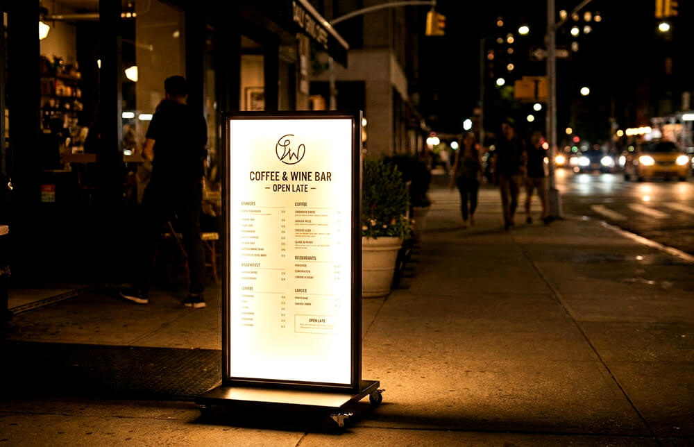 夜間に明るく点灯しているメニュー表示の電飾スタンド看板